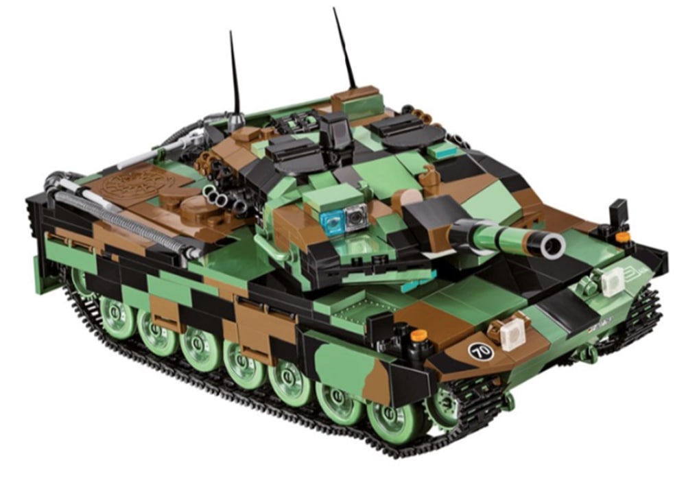 Actieshot van Leopard 2 tank van de Cobi 2620 bouwset Armed Forces Collectie Leopard 2A5 TVM tank