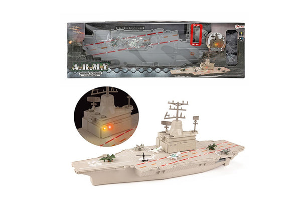 Verpakking Toi-Toys vliegdekschip en model van vliegdekschip met rond zoomshot van lichteffecten